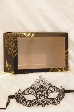 Venezianische Maske BL274616, Nahaufnahme der Strasssteine und Metallverarbeitung