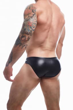 Cut4Men Wetlook-Slip in Schwarz, Detailaufnahme des glatt beschichteten Materials