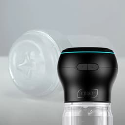 Kiiroo Feel Pocket Stroker + Power Blow Combo in der Hand gehalten