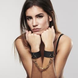 Bijoux Indiscrets Maze Manschetten, mit Kette zu Handschellen verbunden