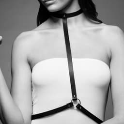 Bijoux Indiscrets Maze Harness, Detailaufnahme der verstellbaren Schnalle an der Taille