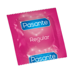 Pasante Regular Kondome, einzelne Folienpackung im Größenvergleich in der Hand