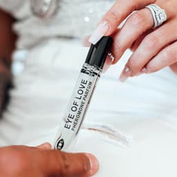 Eye of Love Romantic 10 ml im Größenvergleich mit einer Hand