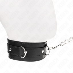 KINK Halsband mit rotem Riemen, Ansicht von der Seite, präsentiert in natürlichem Licht