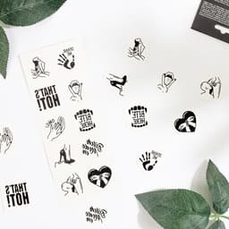 SecretPlay Kinky Collection Klebetattoo auf der Haut aufgebracht