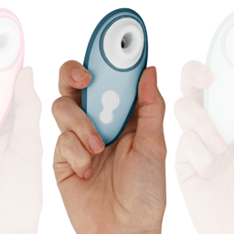 Womanizer Liberty 2 in Blau in der Hand gehalten, kompakte Bauform im Vergleich