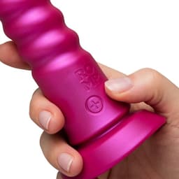 Romp Jiggle im Größenvergleich mit einer Hand zur Veranschaulichung von Form und Material