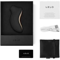 Lelo Sona Cruise mit mitgeliefertem USB-Ladekabel, präzise ausgeleuchtete Nahaufnahme