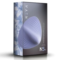 Verpackung des Niya N5 Intimmassagers in Studioaufnahme auf weißem Hintergrund