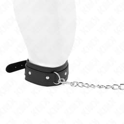 KINK Halskette mit einem Ring umgelegt, Größenverhältnis am Hals