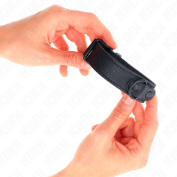 Kink Handschellen für Einsteiger am Handgelenk angelegt, Verschluss geschlossen