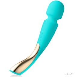 Lelo Smart Wand 2 Bordeaux Massagegerät bei der Anwendung am Rücken