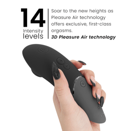 Womanizer Next Klitorisstimulator mit 3D Pleasure Air in Schwarz, in der Hand gehalten im Größenvergleich