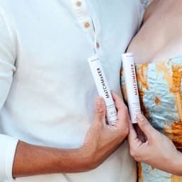 Eye of Love Matchmaker Black Diamond Pheromon-Parfum 10 ml, Flakon in der Hand im Größenvergleich