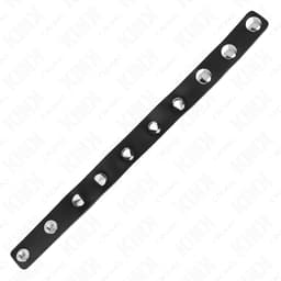 Kink Leder-Penisring mit Spikes im Größenvergleich zu einer Hand