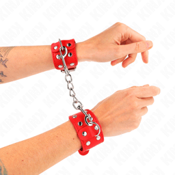 Kink Armbänder mit doppelter Nietenreihe in Rot mit 107 g Gesamtgewicht des Paars, Größenverhältnis erkennbar