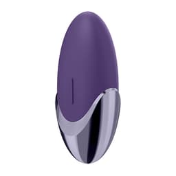 Satisfyer Layons, Nahaufnahme der Bedientaste in gestochen scharfer Produktfotografie