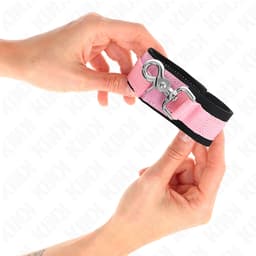 Verpackung der Kink Handgelenkfesseln in Rosa, Handgelenkfesseln der Kink BDSM-Serie im Karton
