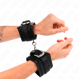 Kink Handgelenkfesseln in Schwarz im Größenvergleich, verstellbar 25–32 cm
