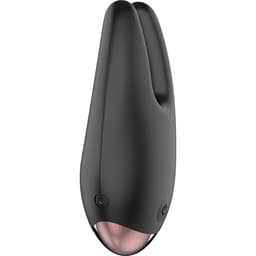 Coquette Chic Desire Vibrator beim Aufladen mit USB-Kabel – Studioaufnahme