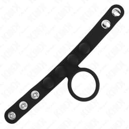 Kink Penisring aus Leder im Größenvergleich zur Hand, Ringweite sichtbar