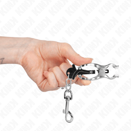 Kink Nippelklemmen mit Haken in der Hand, Größenverhältnis der Klemme sichtbar