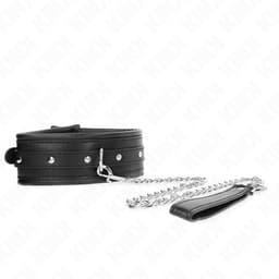 Kink Halsband mit Glanzriemen und Schnalle, der glänzende Schnallenriemen in der Detailaufnahme