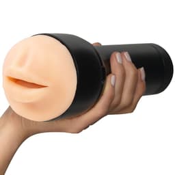 Kiiroo Feel Stroker Mouth in der Hand, Größenvergleich bei 542 g Gewicht