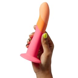 Romp Dizi Silikon-Dildo von der Seite, gebogener Schaft und Kontur im Detail