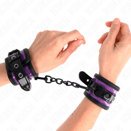Kink Handgelenkfesseln in Helllila, Gesamtansicht des Paars, Handgelenkfesseln der Kink BDSM-Serie im Karton
