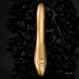 Lelo Inez 24K Gold Klitorisvibrator im Größenvergleich in der Hand