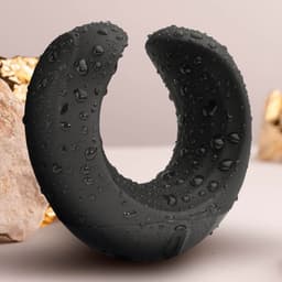 Rocks-Off Echo, USB-Ladeanschluss und Bedientaste im Detail gezeigt