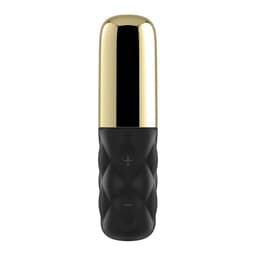 Satisfyer Sparkling Darling mit aufgesetzter Schutzkappe, freigestellt auf weißem Hintergrund