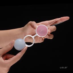 Lelo Luna Beads Mini Kegelkugeln im Größenvergleich zur Hand