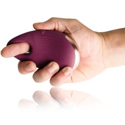Coax im Größenvergleich mit der Hand, am Finger getragen zur besseren Einschätzung von Form und Größe