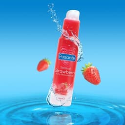 Pasante Gleitgel Erdbeere, Pumpkopf und Etikett im Detail in Produktfotografie