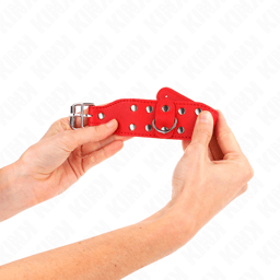 Kink Armbänder mit doppelter Nietenreihe in Rot am Handgelenk angelegt und geschlossen