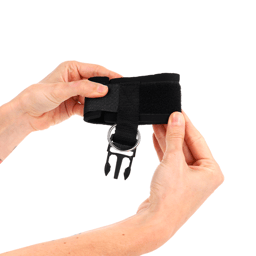 Verpackung der Kink Handgelenkfesseln in Schwarz, Handgelenkfesseln der Kink BDSM-Serie im Karton