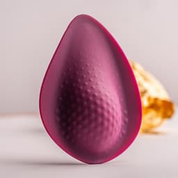 Panty-Vibrator im Größenvergleich mit der Hand zur besseren Einschätzung von Form und Größe
