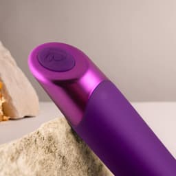 Rocks-Off Vibrator im Größenvergleich mit einer Hand in natürlichem Licht fotografiert