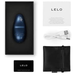 Verpackung des Lelo Nea 3 Massagers, Produktfoto aus leicht erhöhter Perspektive
