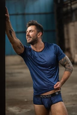 Anais Men Naval Herren-T-Shirt, am männlichen Modell getragen