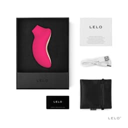 Verpackung des Lelo Sona 2 Klitoris-Stimulators in Kirsche in gestochen scharfer Produktfotografie