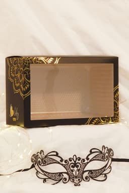 Venezianische Maske BL274615, Nahaufnahme der Strasssteine und Metallverarbeitung