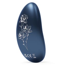 Lelo Nea 3 von der Seite, Blumendesign im Detail, Produktfoto vor neutralem Hintergrund