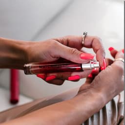 Matchmaker Red Diamond LGBTQ Eau de Parfum beim Auftragen auf das Handgelenk