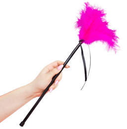 Secretplay Federkitzler in Pink mit 40 cm Gesamtlänge – in der Hand gehalten, Griffstab im Größenvergleich