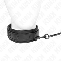 KINK Neopren-Bondage-Halsband Modell 2 umgelegt, Größenverhältnis am Hals