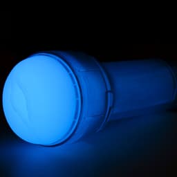 Kiiroo FeelGlow Stroker mit TPE-Hülle, Seitenansicht mit Blick auf die Öffnung