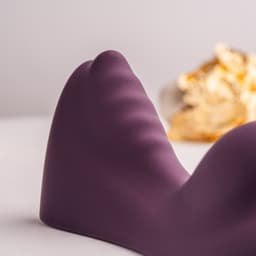 Rocks-Off Ruby Glow von der Seite, breite Basis im Detail in Studioaufnahme auf weißem Hintergrund